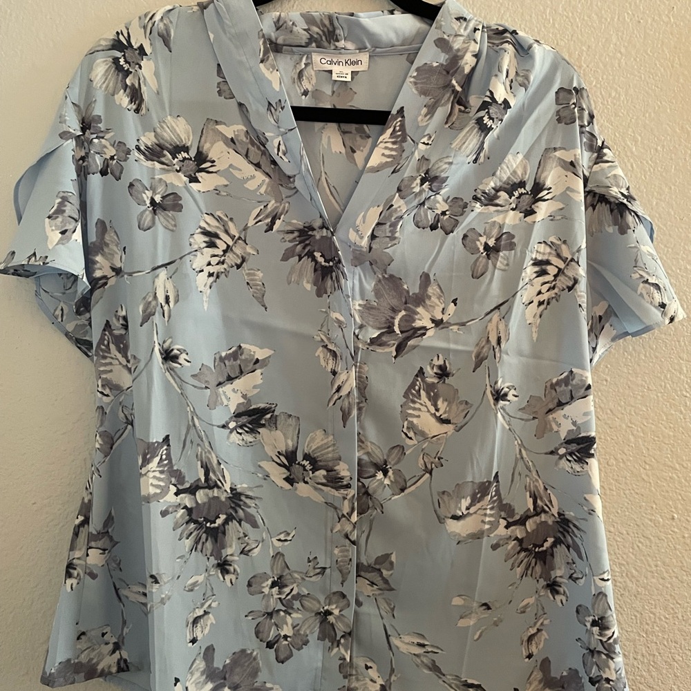 NWT Calvin Klein Pale Blue Floral Short Sleeve V-Neck Blouse